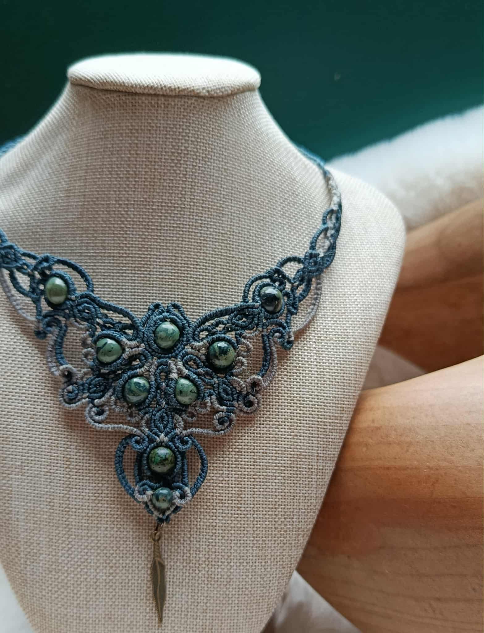 Plastron en micromacramé gris clair & gris orage – perles de jaspe Kambaba et breloque plume en laiton, bijou artisanal unique