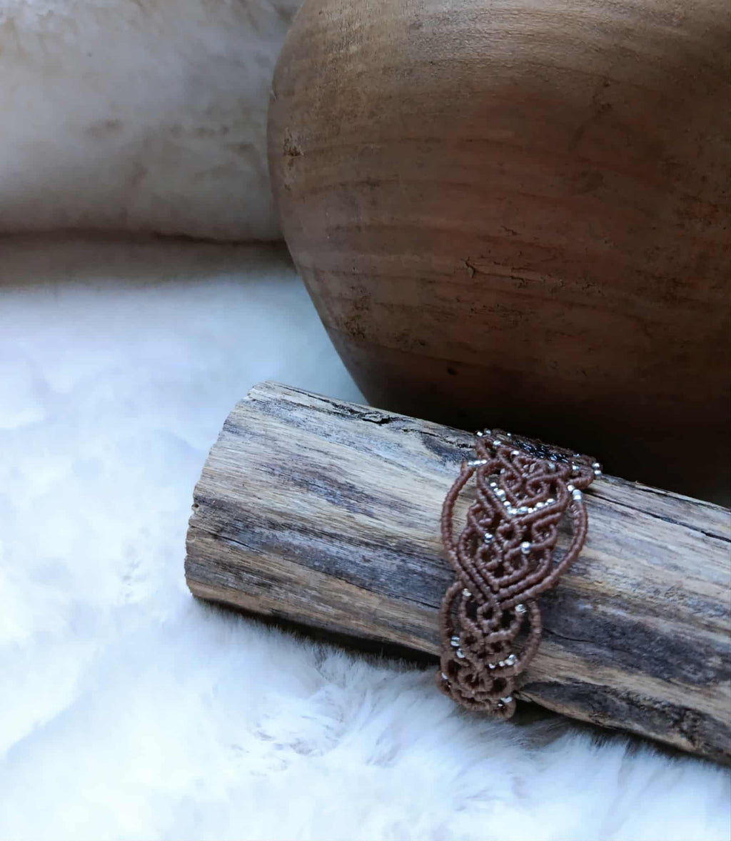 Bracelet en micromacramé fil ciré sable avec bijou rond argenté recyclé et perles en acier inoxydable