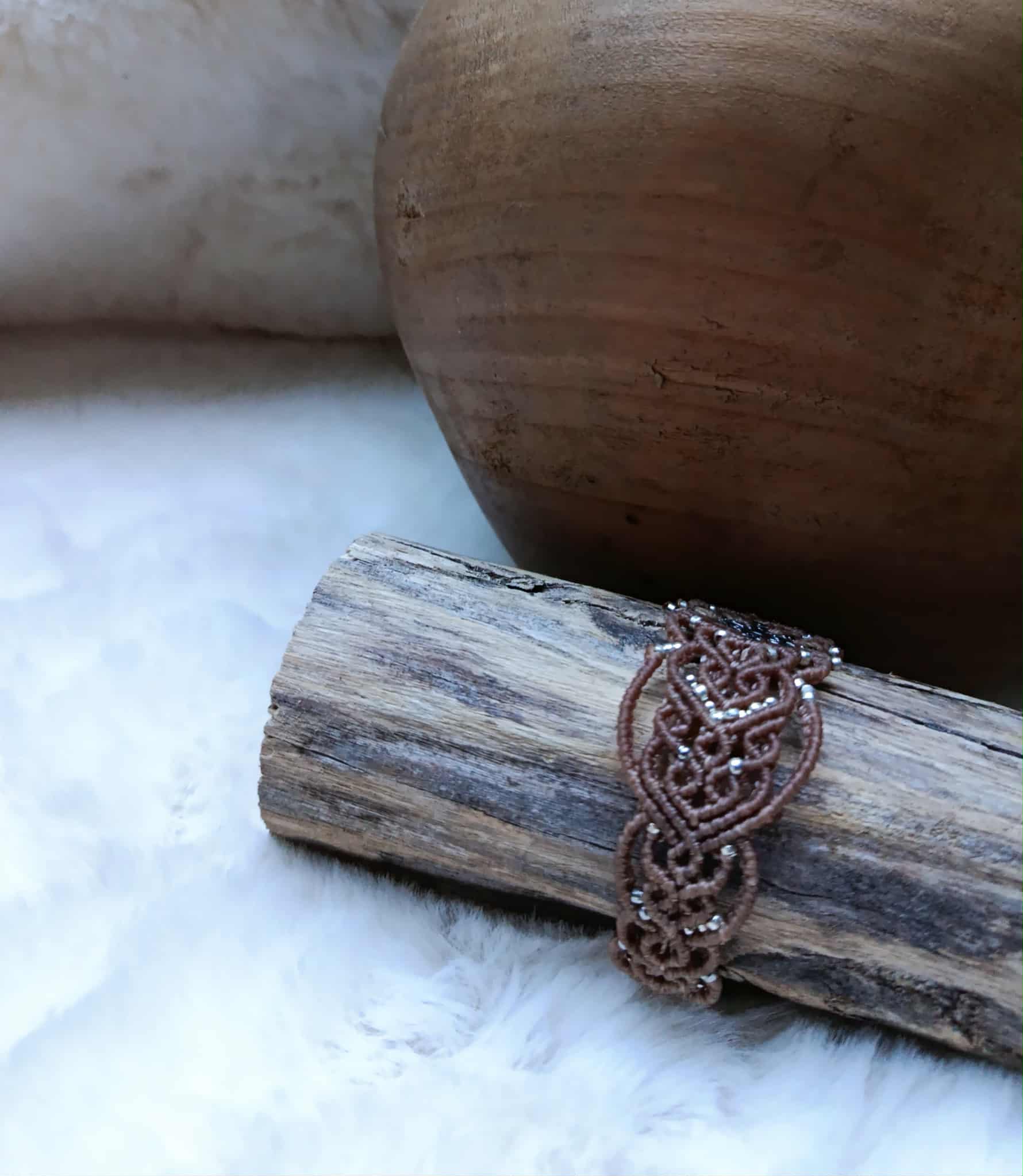 Bracelet en micromacramé fil ciré sable avec bijou rond argenté recyclé et perles en acier inoxydable