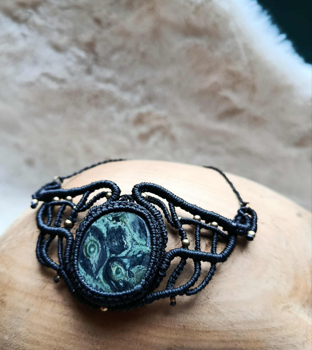 Collier Mini Plastron en Micromacramé Noir – Pierre Kambaba & Perles en Laiton Inoxydable | Bijou Artisanal Unique & Naturel