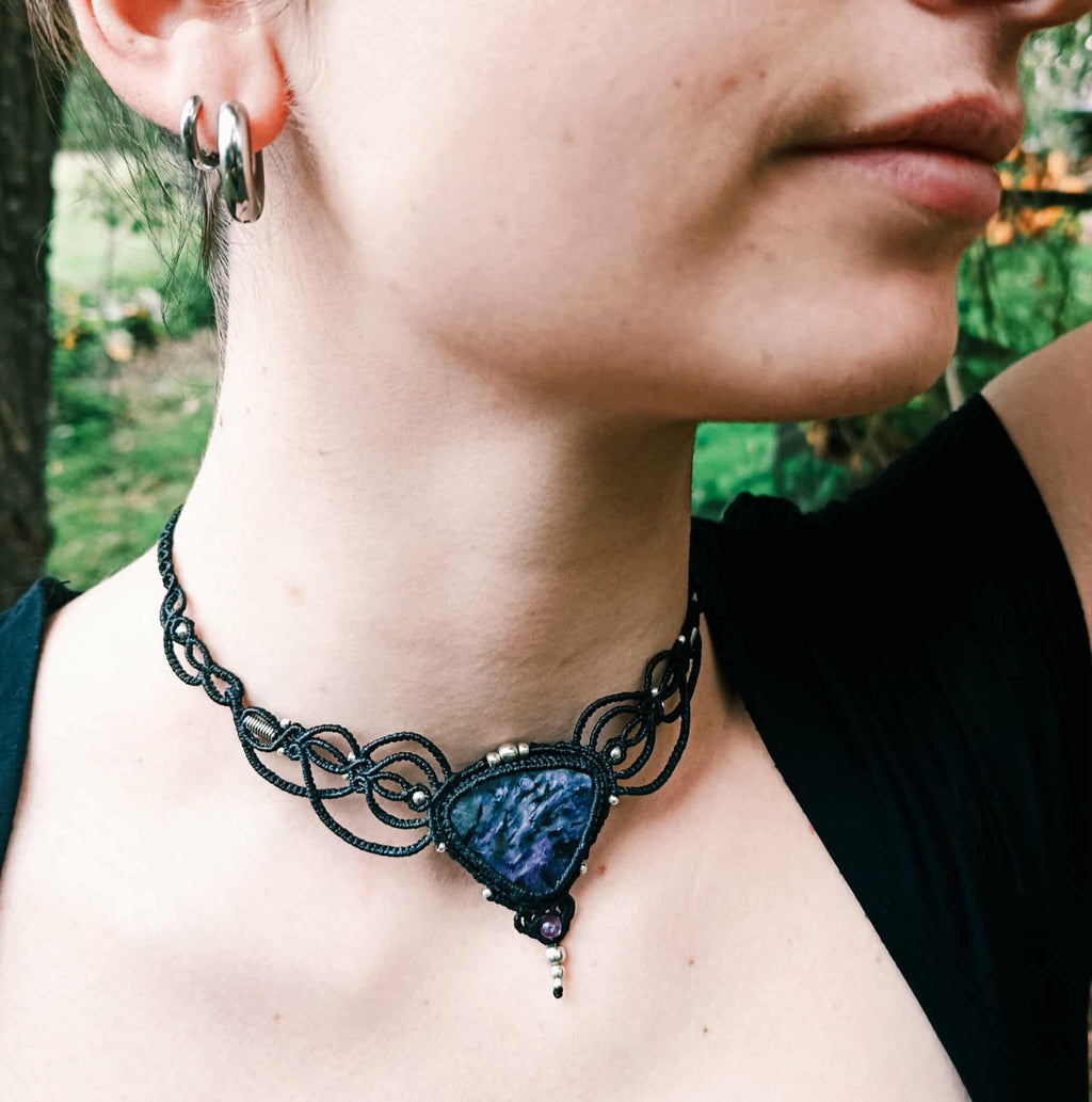 Collier artisanal en micromacramé – Charoïte & Améthyste | Fil noir & acier inoxydable
