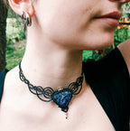 Collier artisanal en micromacramé – Charoïte & Améthyste | Fil noir & acier inoxydable