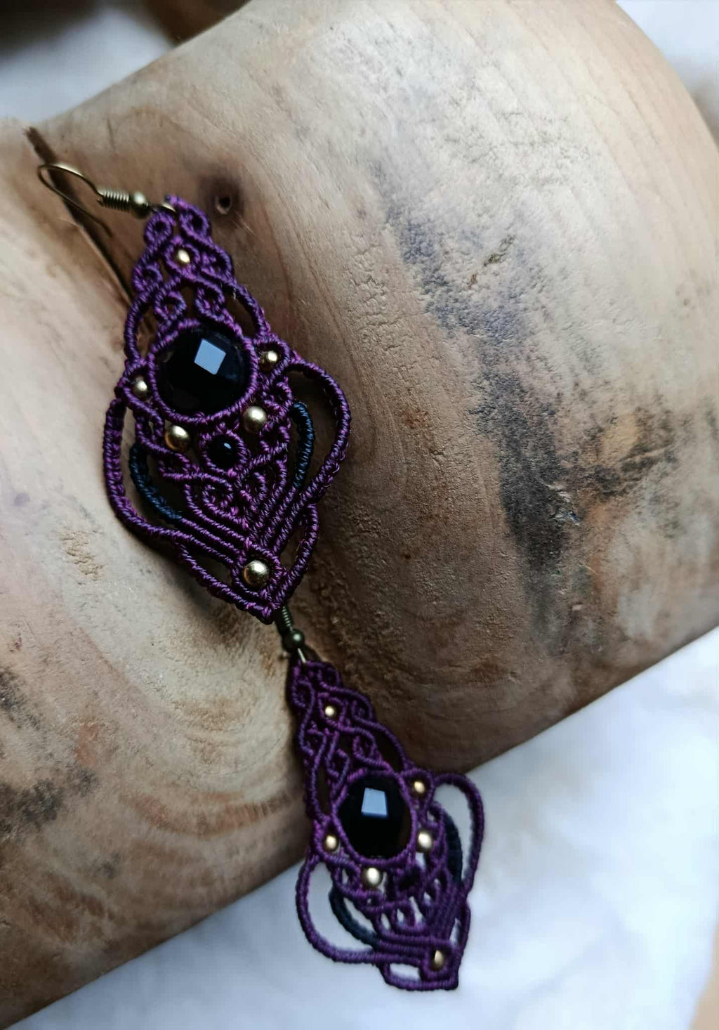 Boucles d’oreilles en micromacramé rose fuchsia & noir – perle noire facettée recyclée & laiton inoxydable