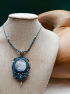 Collier upcyclé en micromacramé bleu orage – Pierre de Lune & acier inoxydable