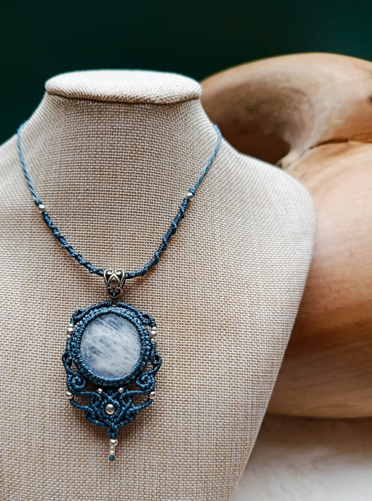 Collier upcyclé en micromacramé bleu orage – Pierre de Lune & acier inoxydable