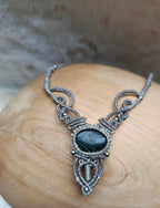 "Collier Artisanal en Micromacramé – Galet Ramassé à la Plage et Perles Grises en Acier Inoxydable"