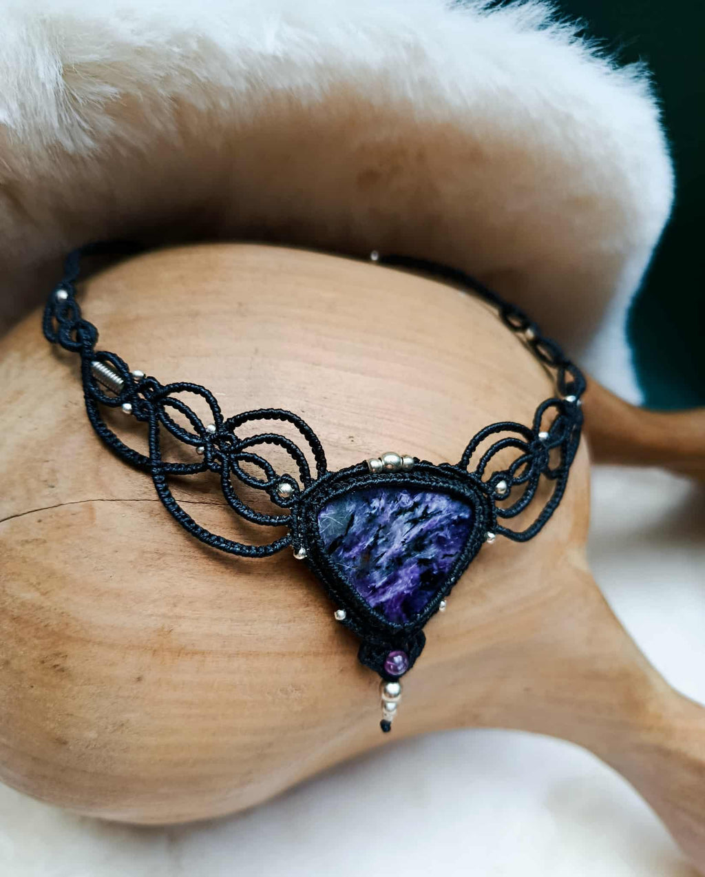 Collier artisanal en micromacramé – Charoïte & Améthyste | Fil noir & acier inoxydable
