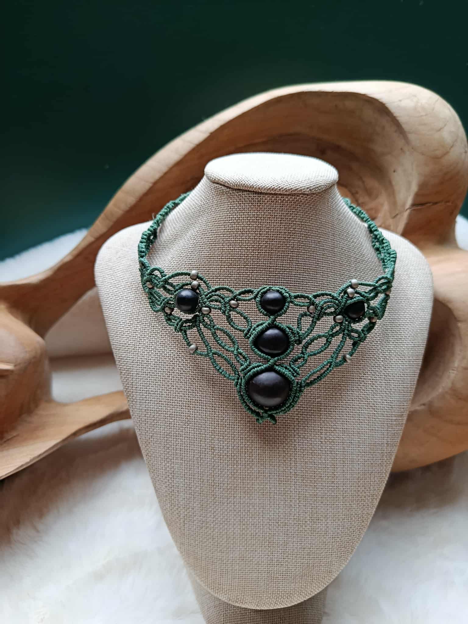 Plastron en micromacramé vert herbe – ivoire végétale noire & perle gris acier, bijou artisanal unique fait main