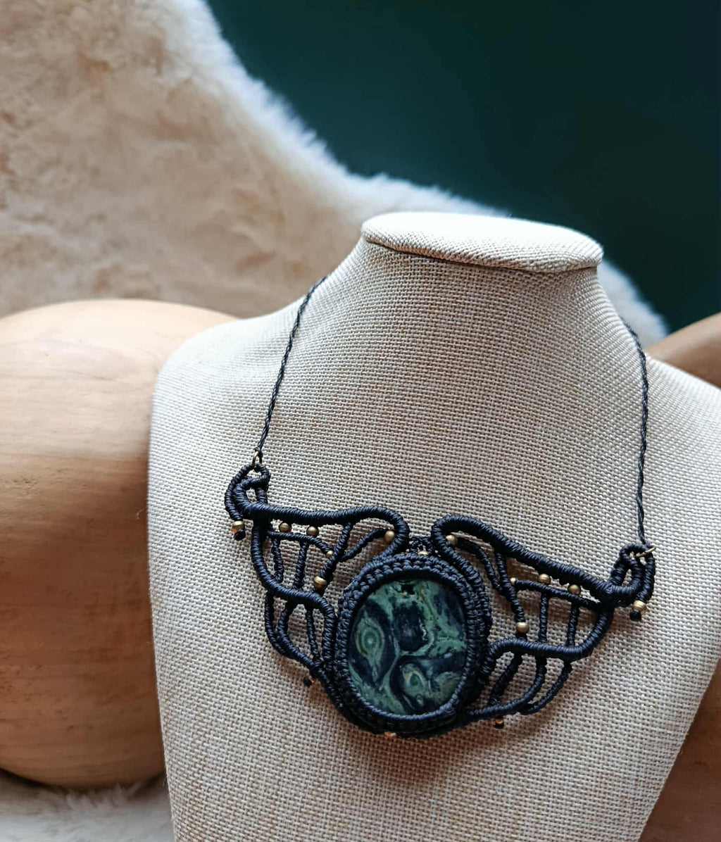 Collier Mini Plastron en Micromacramé Noir – Pierre Kambaba & Perles en Laiton Inoxydable | Bijou Artisanal Unique & Naturel