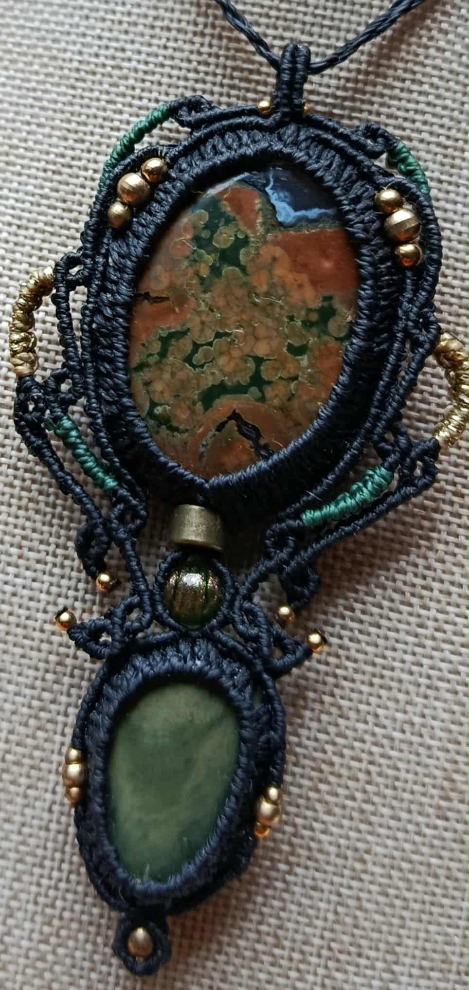 Bijou Artisanal en Micromacramé – Pendentif Galet Naturel et Pierre Semi-Précieuse, Fils Noir et Or