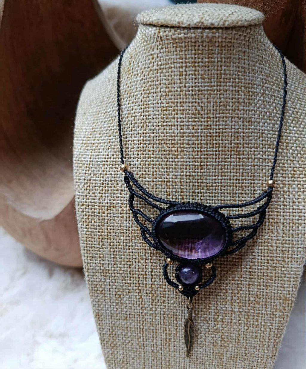 "Collier Bohème Artisanal – Micromacramé, Améthyste et Plume en Laiton"