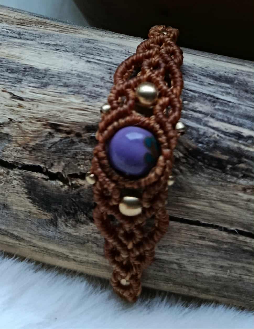 Bracelet en micromacramé fil orangé avec perle porcelaine violette recyclée et perles en laiton inoxydable – Bijou artisanal unique