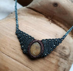 "Collier Artisanal en Micromacramé – Galet Jaune/Ocre, Fil Marron et Vert, Perles Métal"