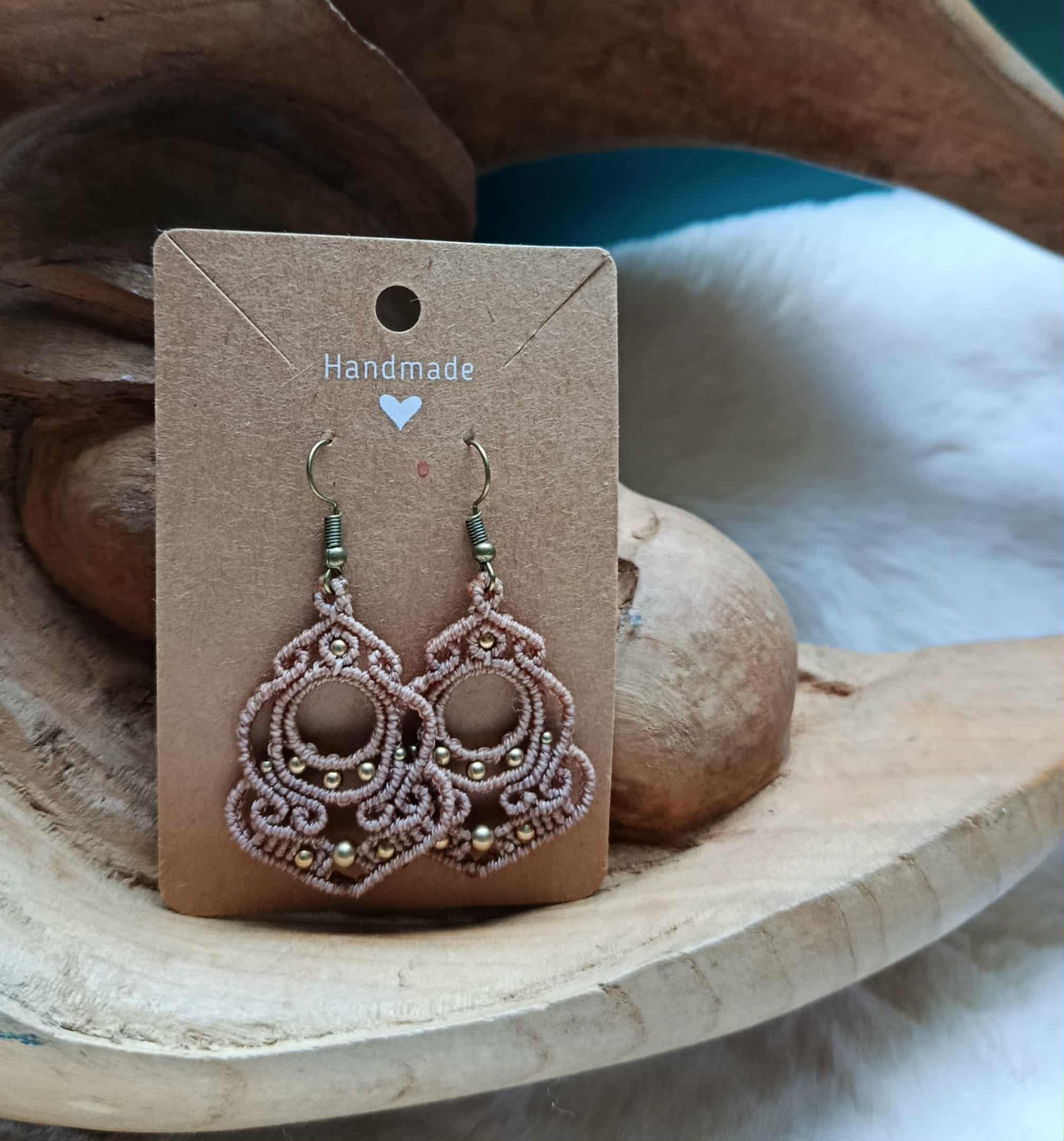 Boucles d’oreilles en micromacramé beige – perles en laiton inoxydable | Bijou artisanal bohème chic fait main