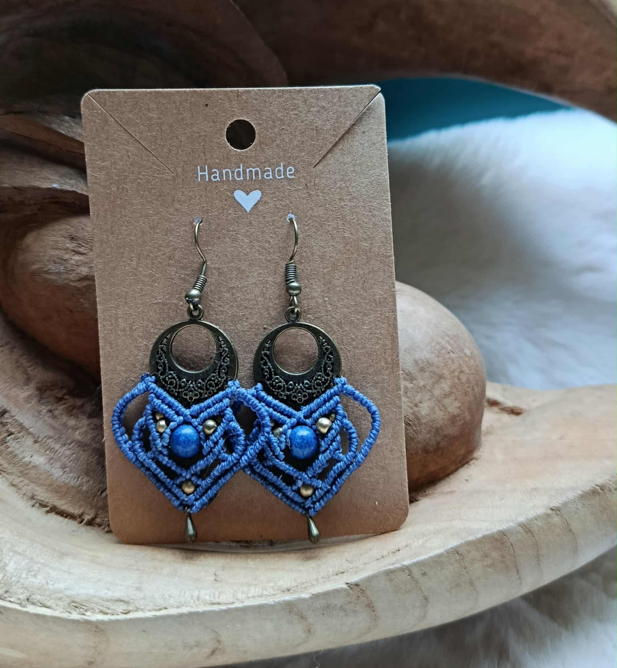 Boucles d’oreilles en micromacramé bleu – pierre naturelle bleue et perles en laiton inoxydable | Bijou artisanal bohème chic fait main