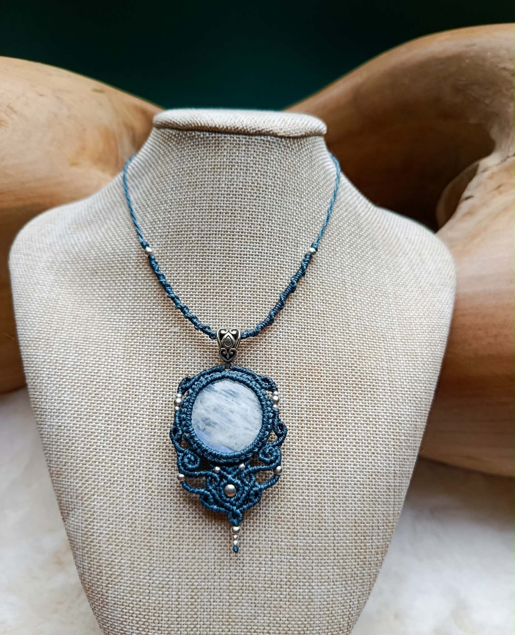 Collier upcyclé en micromacramé bleu orage – Pierre de Lune & acier inoxydable