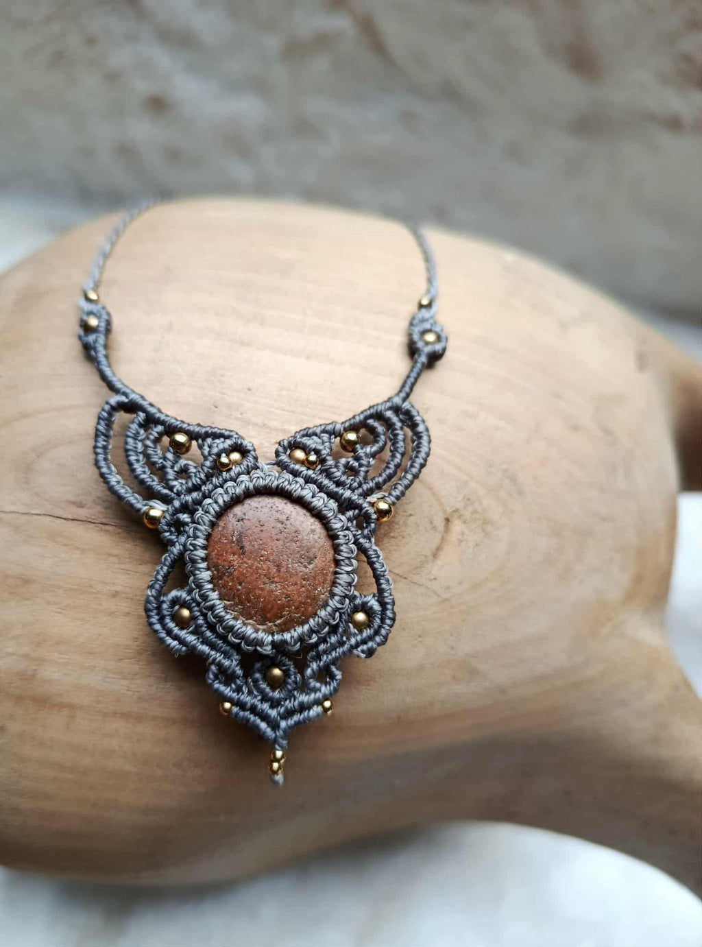 Bijou Artisanal en Micromacramé – Collier Galet Ocre, Fil Gris et Perle en Laiton