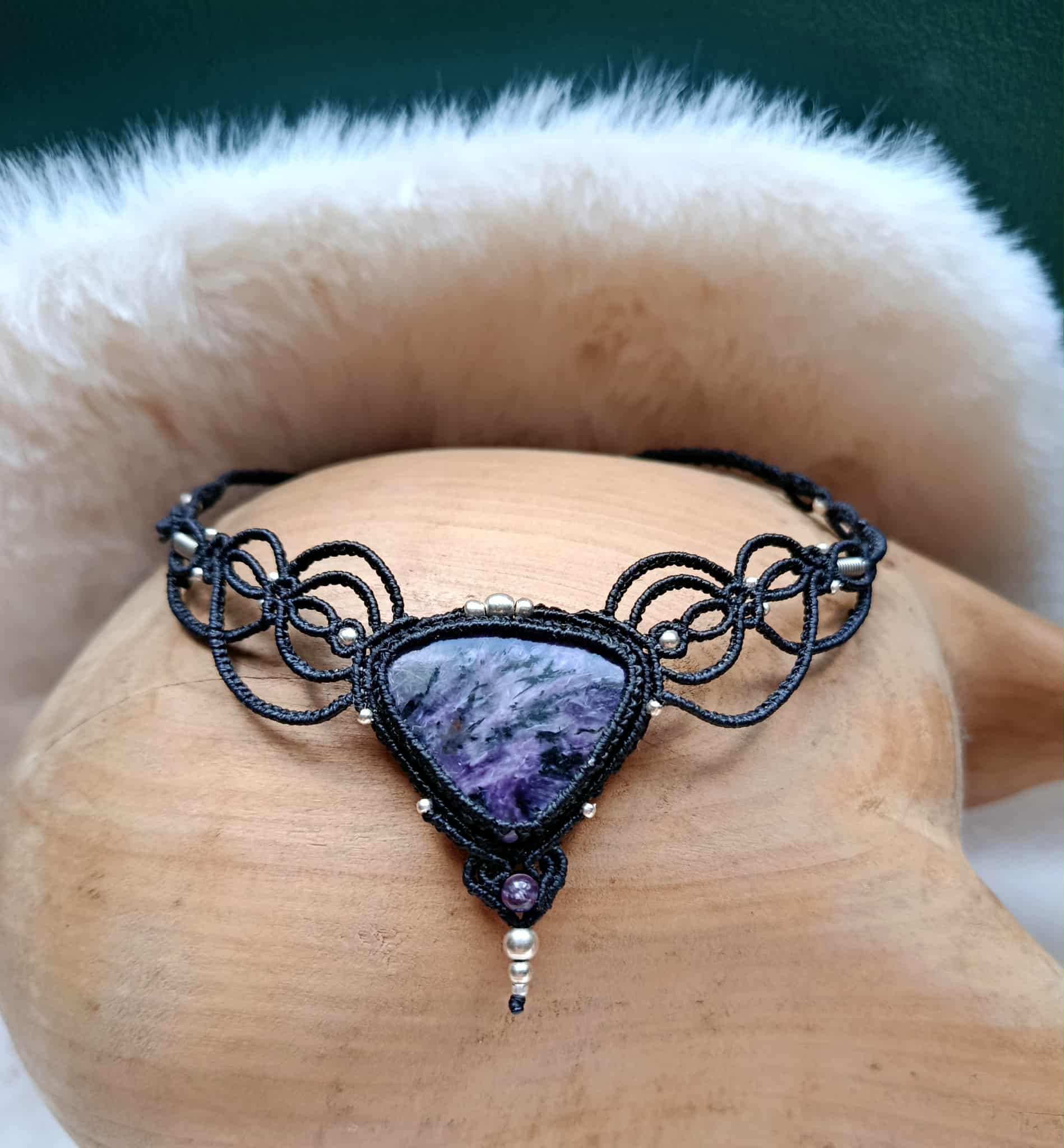 Collier artisanal en micromacramé – Charoïte & Améthyste | Fil noir & acier inoxydable