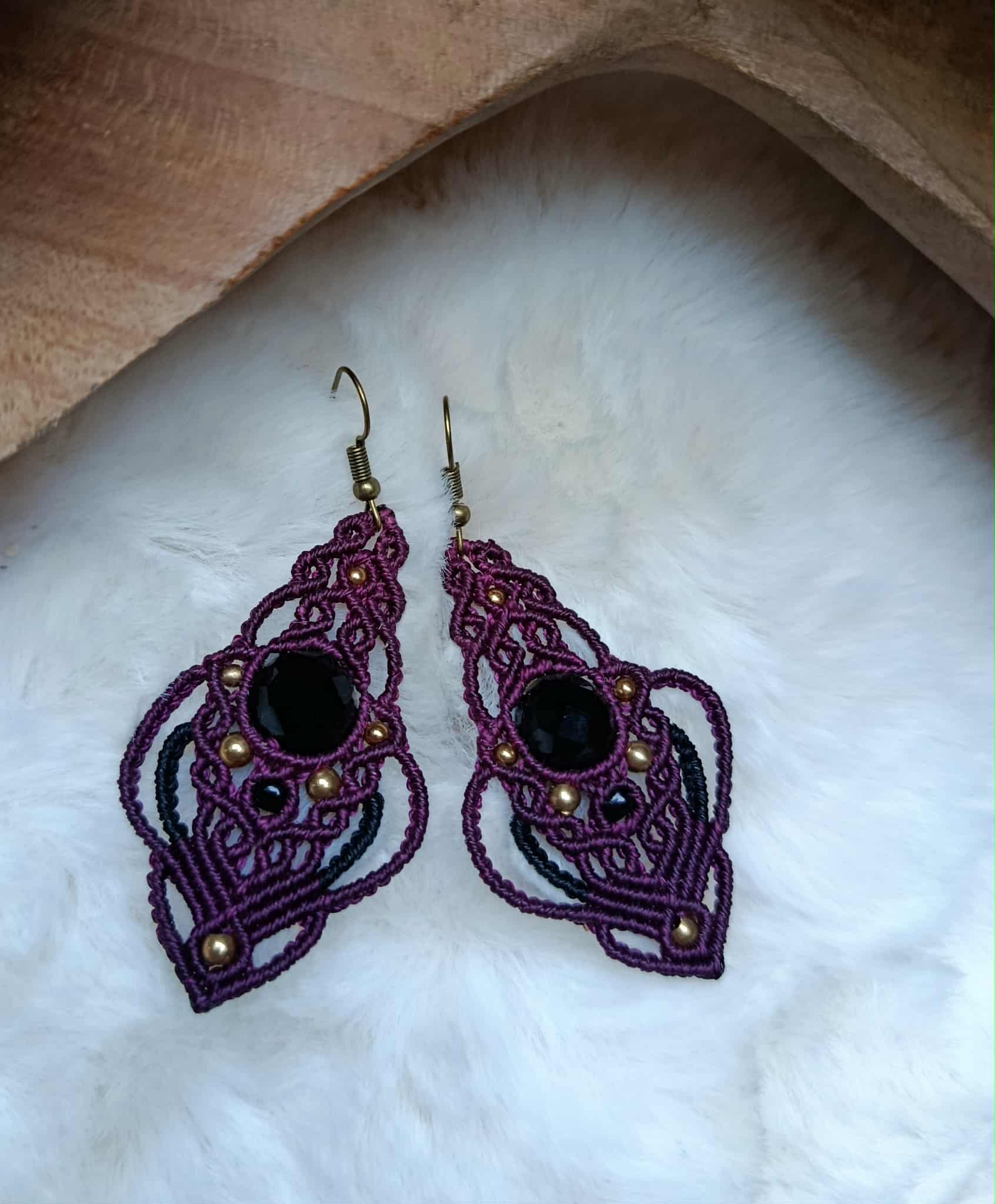 Boucles d’oreilles en micromacramé rose fuchsia & noir – perle noire facettée recyclée & laiton inoxydable