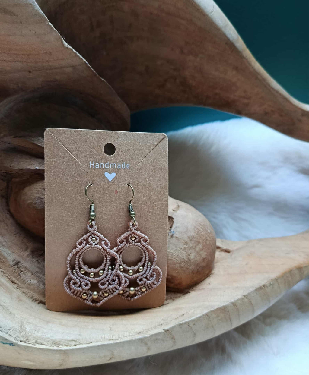 Boucles d’oreilles en micromacramé beige – perles en laiton inoxydable | Bijou artisanal bohème chic fait main