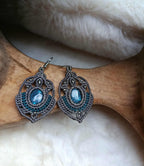Boucles d’oreilles en micromacramé bleu et gris – Cabochon en pâte polymère et perles acier inoxydable – Bijou artisanal unique