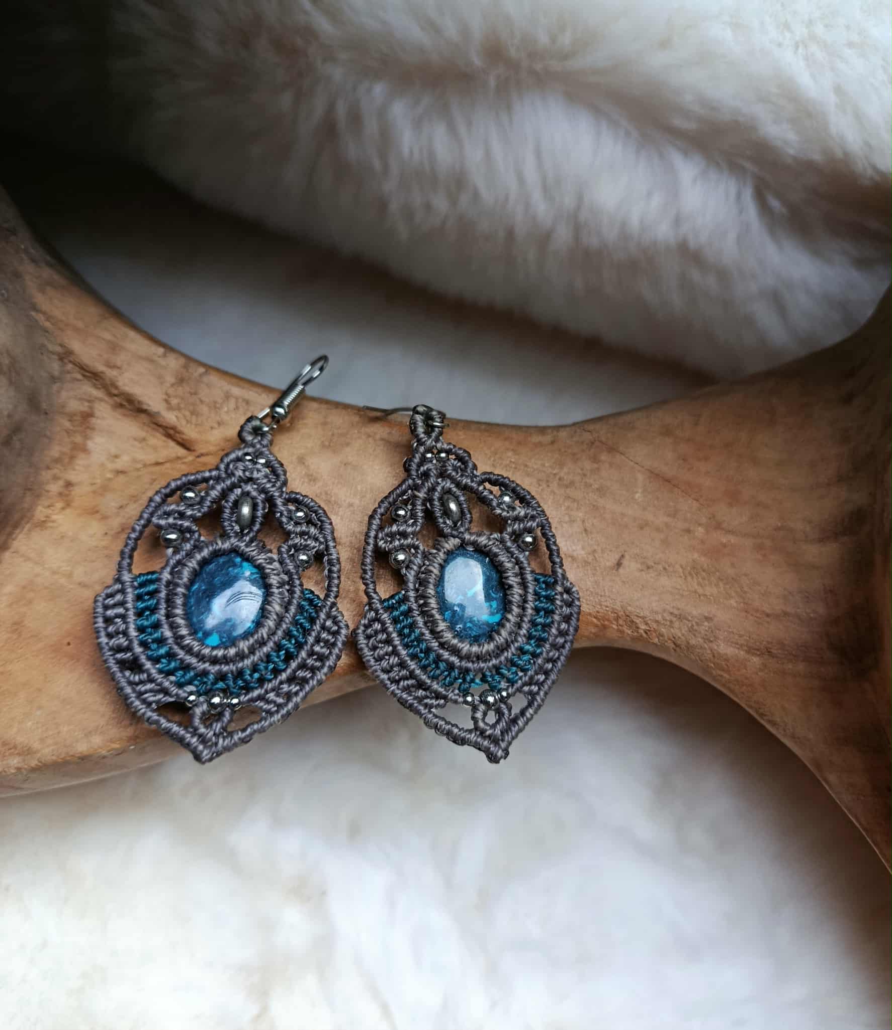 Boucles d’oreilles en micromacramé bleu et gris – Cabochon en pâte polymère et perles acier inoxydable – Bijou artisanal unique