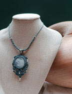 Collier upcyclé en micromacramé bleu orage – Pierre de Lune & acier inoxydable
