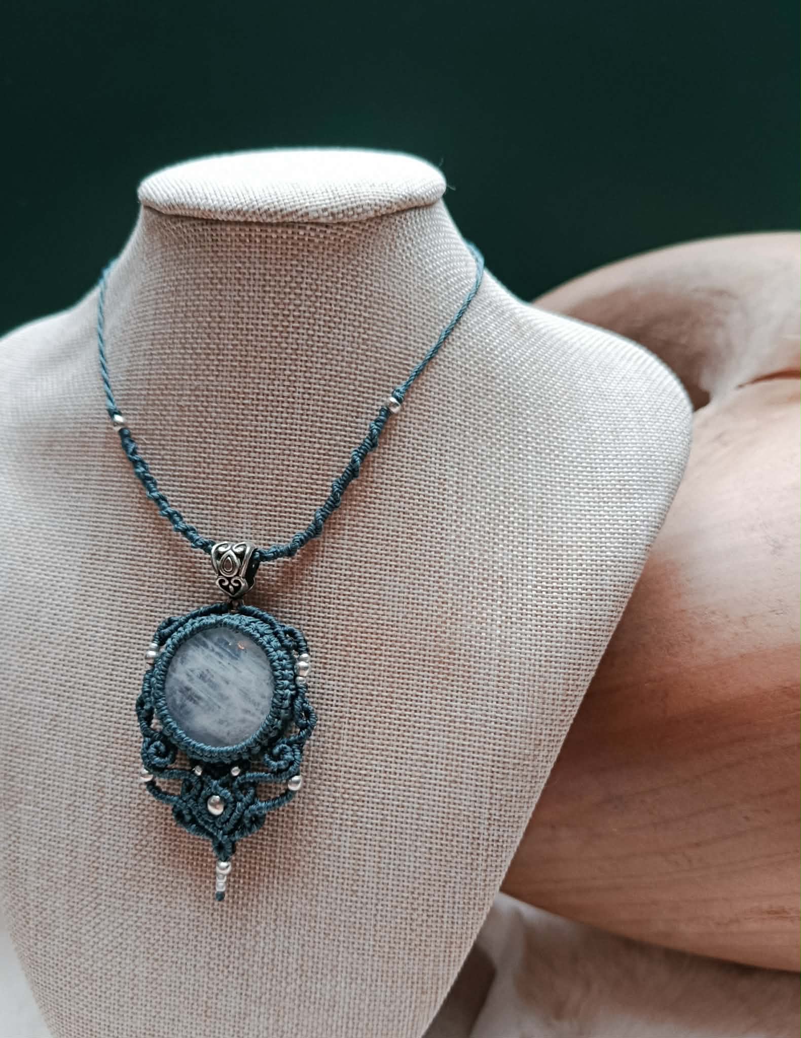 Collier upcyclé en micromacramé bleu orage – Pierre de Lune & acier inoxydable