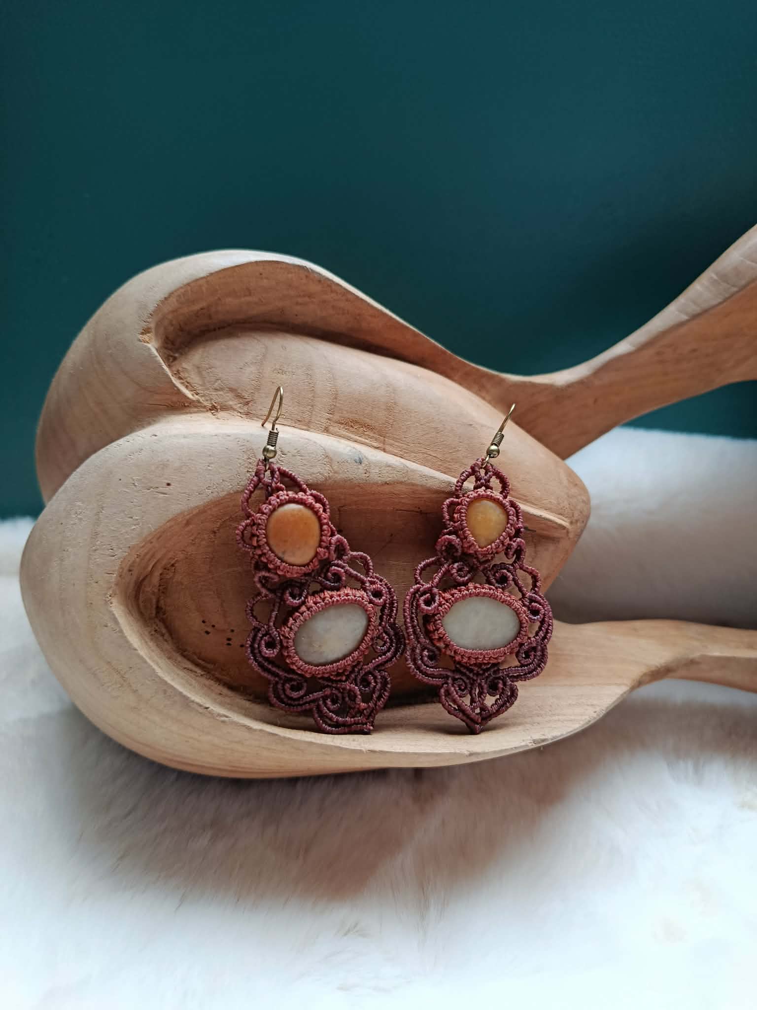 Boucles d’oreilles en micromacramé fait main – Galets de Bretagne blanc & ocre