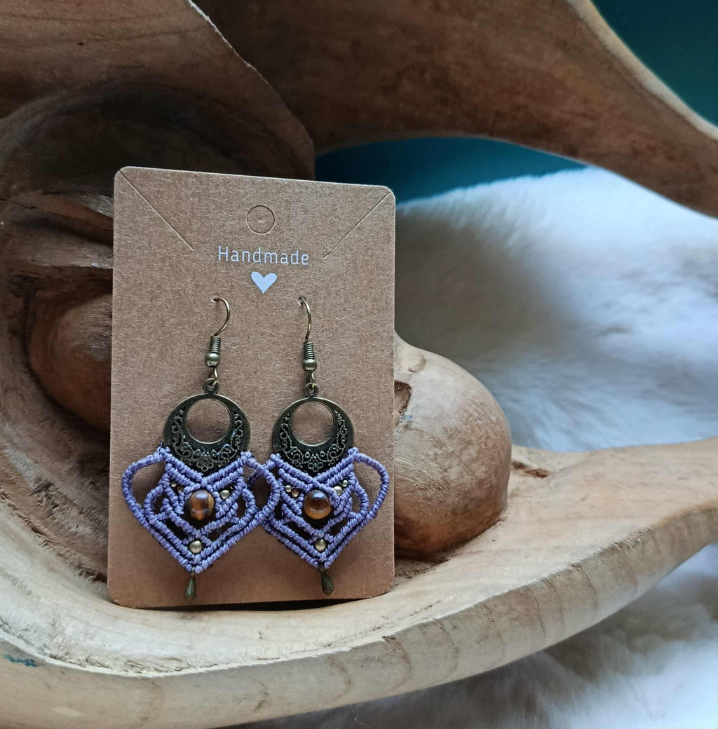 Boucles d’oreilles en micromacramé mauve clair – perles œil de tigre et laiton inoxydable | Bijou artisanal bohème chic fait main