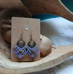 Boucles d’oreilles en micromacramé mauve clair – perles œil de tigre et laiton inoxydable | Bijou artisanal bohème chic fait main