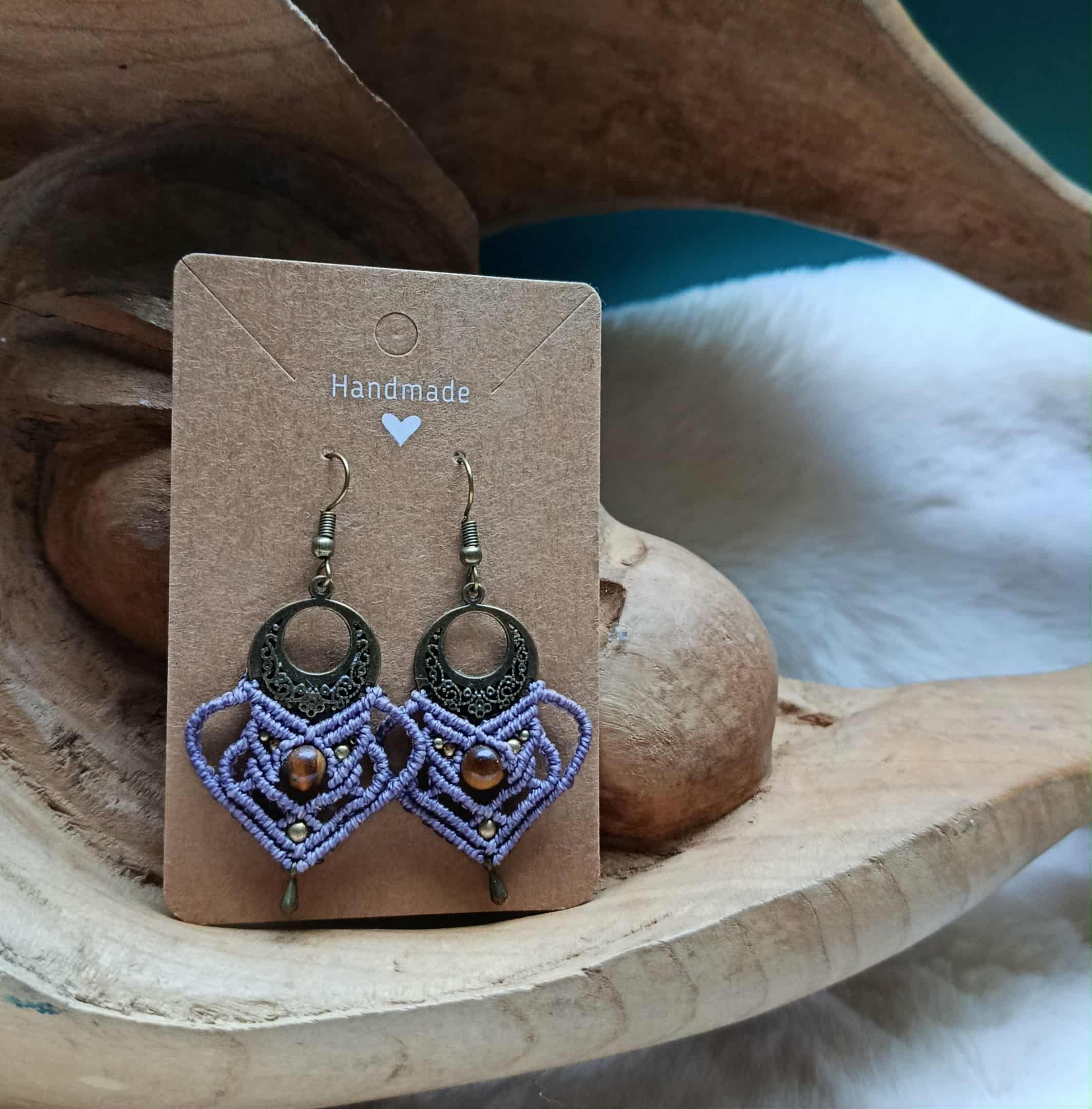 Boucles d’oreilles en micromacramé mauve clair – perles œil de tigre et laiton inoxydable | Bijou artisanal bohème chic fait main