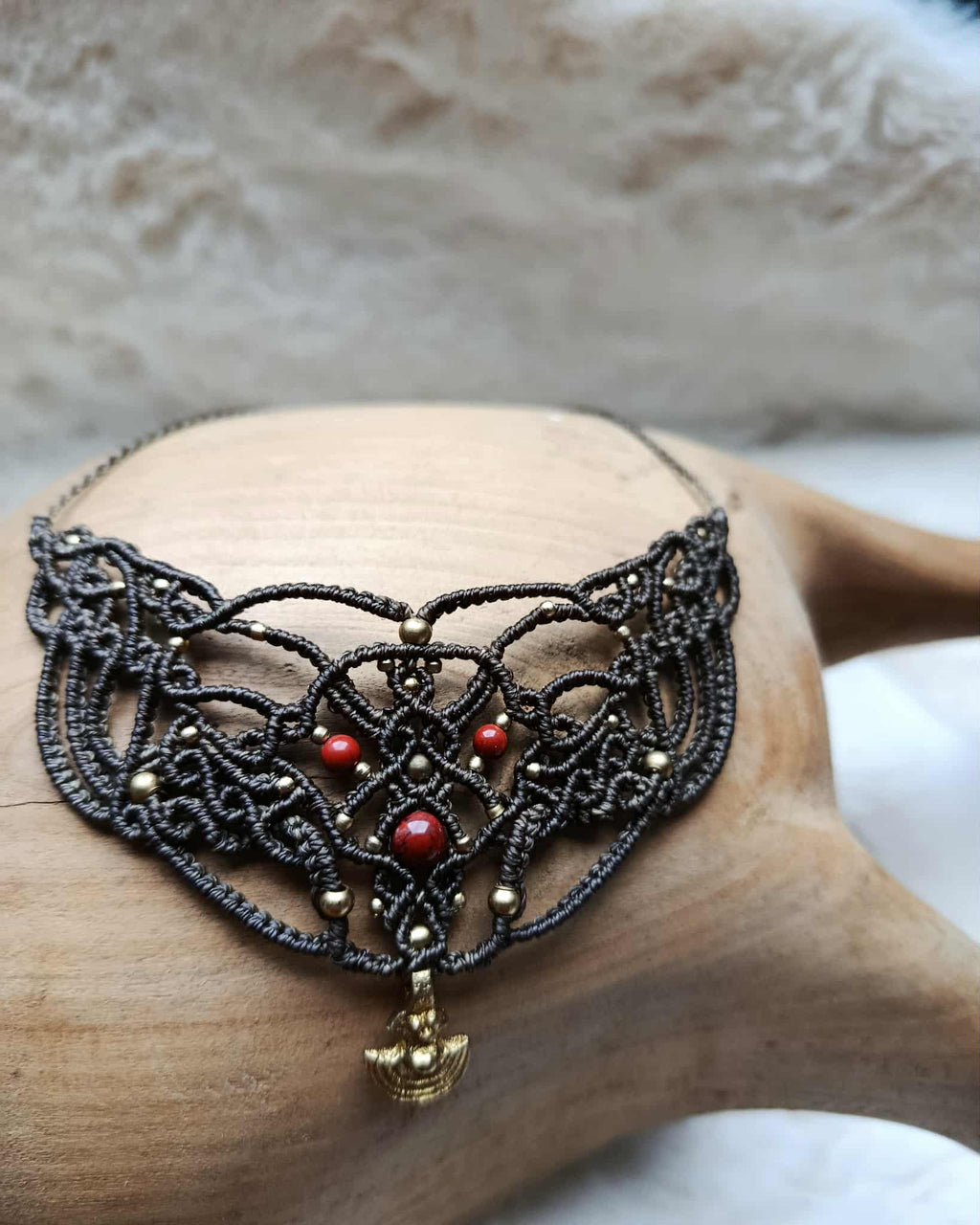 "Plastron Artisanal en Micromacramé – Perle de Jaspe Rouge et Breloque Acier Inoxydable"