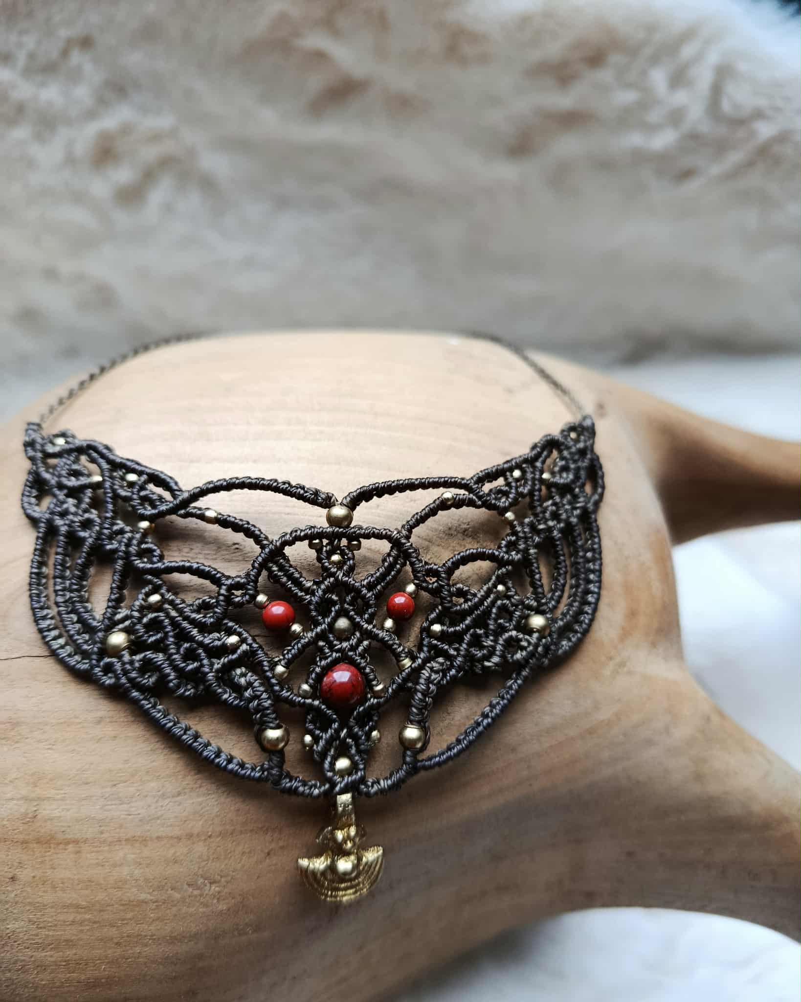 "Plastron Artisanal en Micromacramé – Perle de Jaspe Rouge et Breloque Acier Inoxydable"