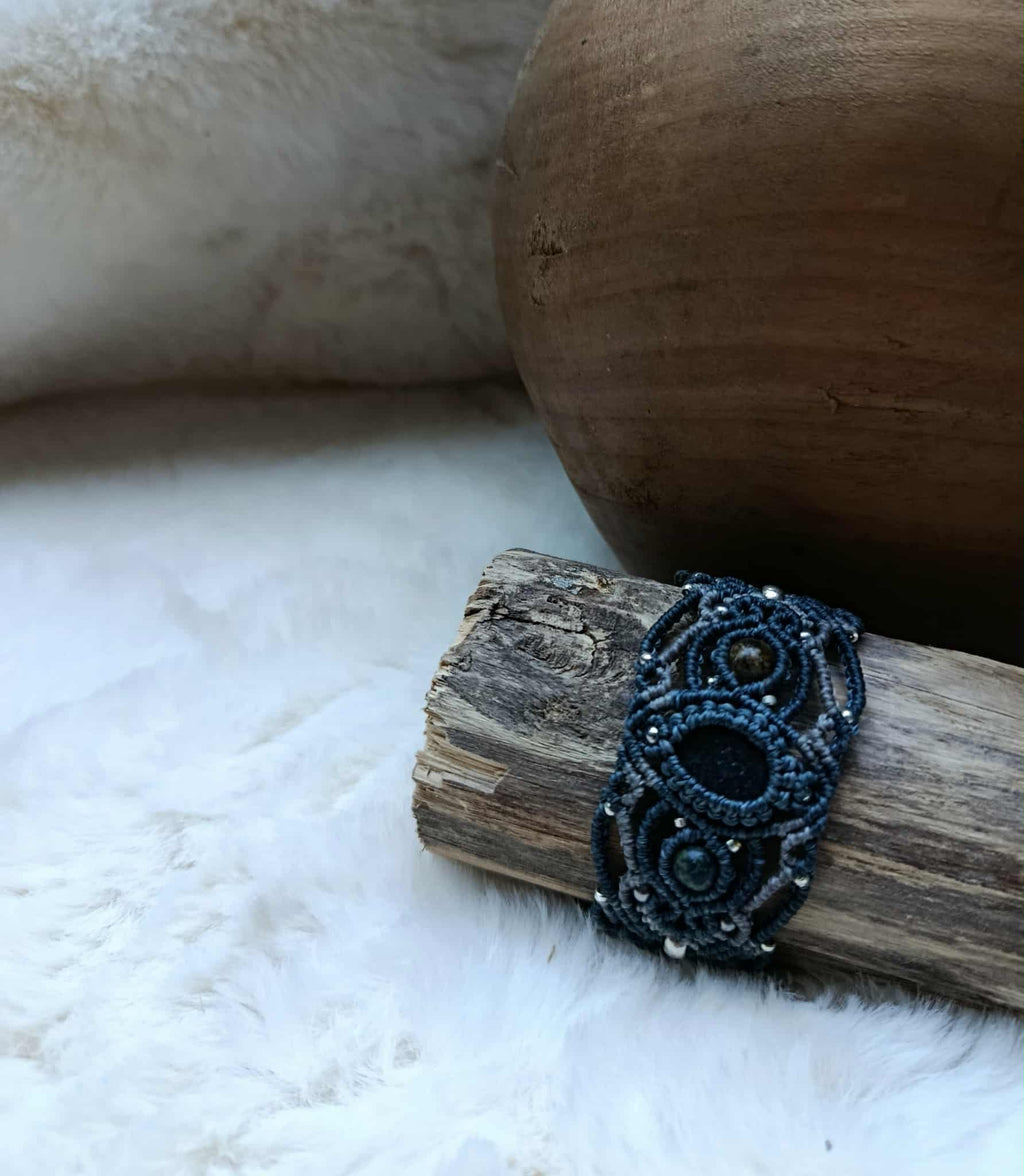 Bracelet en micromacramé avec galet breton, fil bleu orage et gris clair, perles en pierre naturelle et acier inoxydable