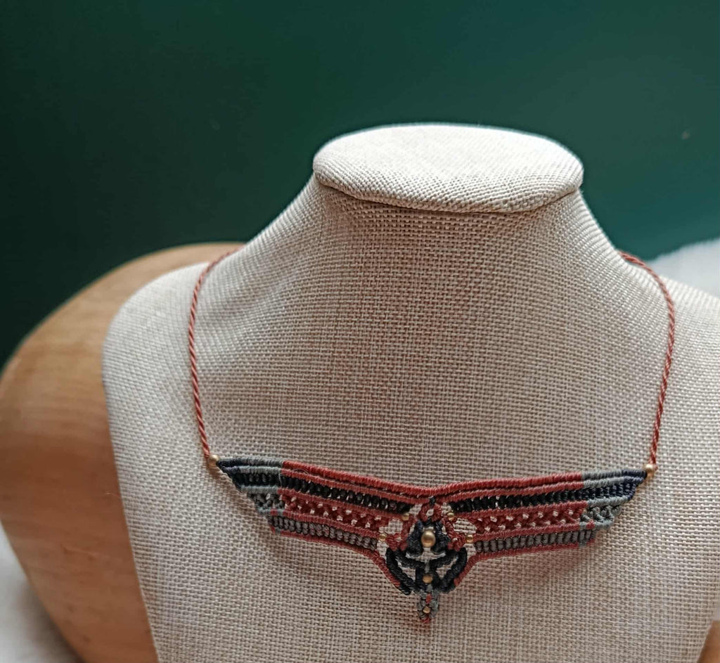 Petit collier en micromacramé camaïeu brun, noir et vert – perles en laiton inoxydable, bijou artisanal fait main