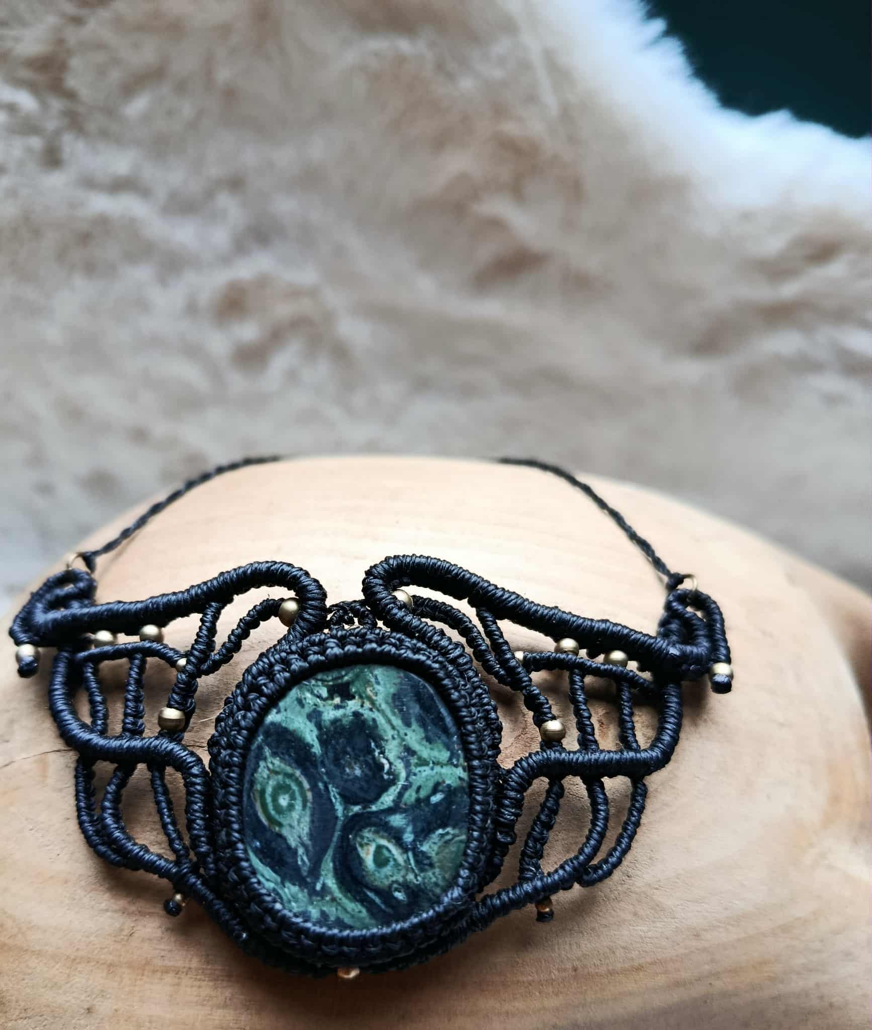 Collier Mini Plastron en Micromacramé Noir – Pierre Kambaba & Perles en Laiton Inoxydable | Bijou Artisanal Unique & Naturel