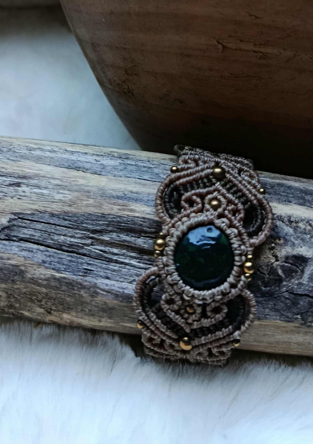 Bracelet en micromacramé avec cabochon en pâte polymère vert foncé, fil beige, brun et doré et perles en laiton inoxydable
