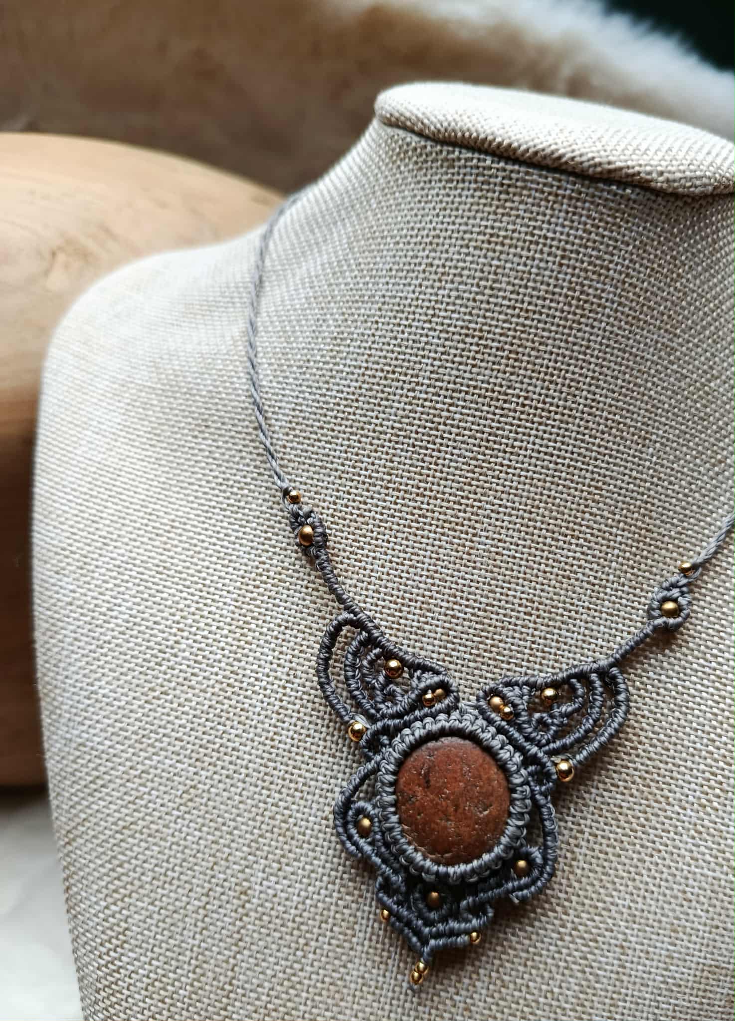 Bijou Artisanal en Micromacramé – Collier Galet Ocre, Fil Gris et Perle en Laiton