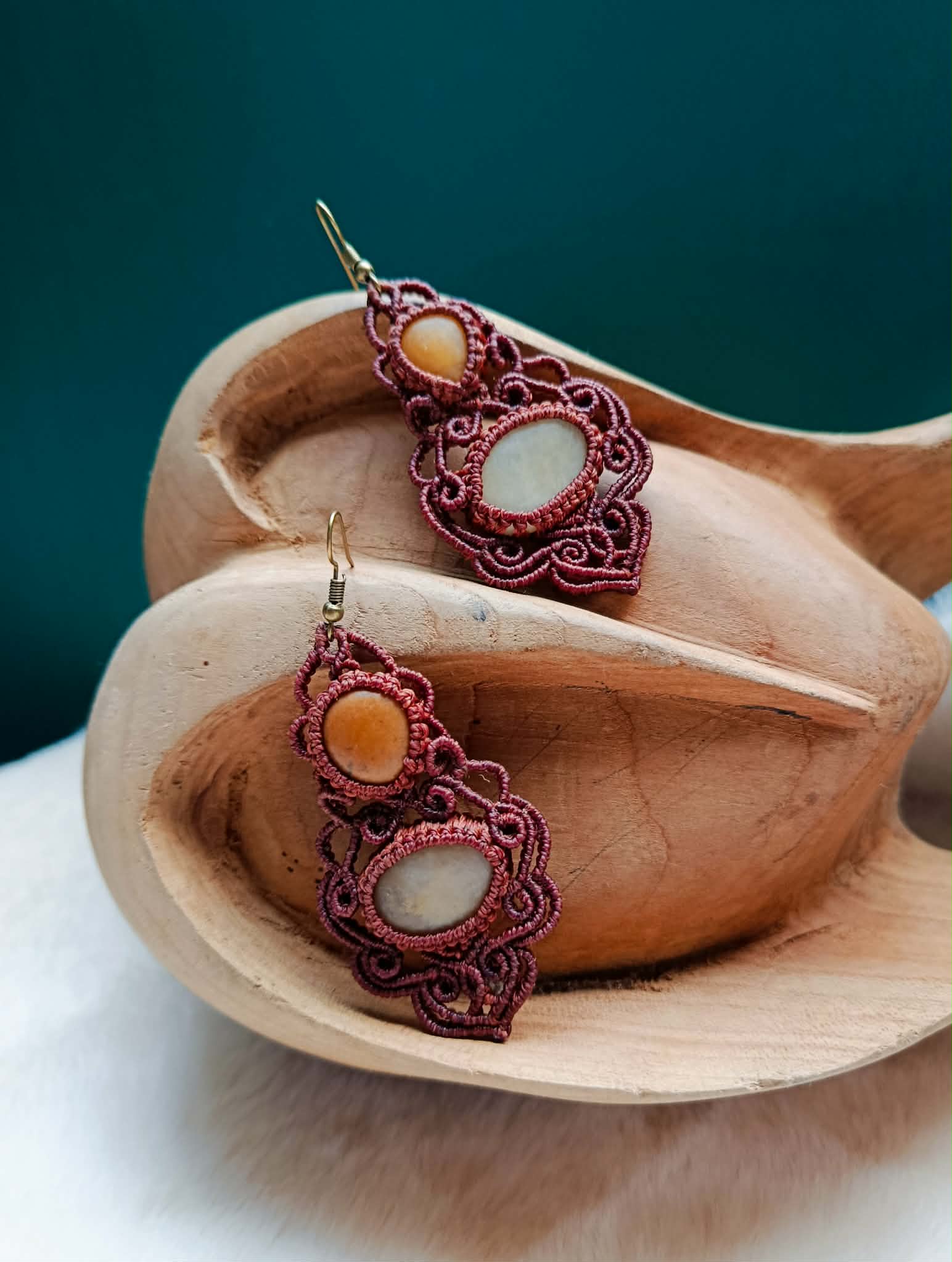Boucles d’oreilles en micromacramé fait main – Galets de Bretagne blanc & ocre