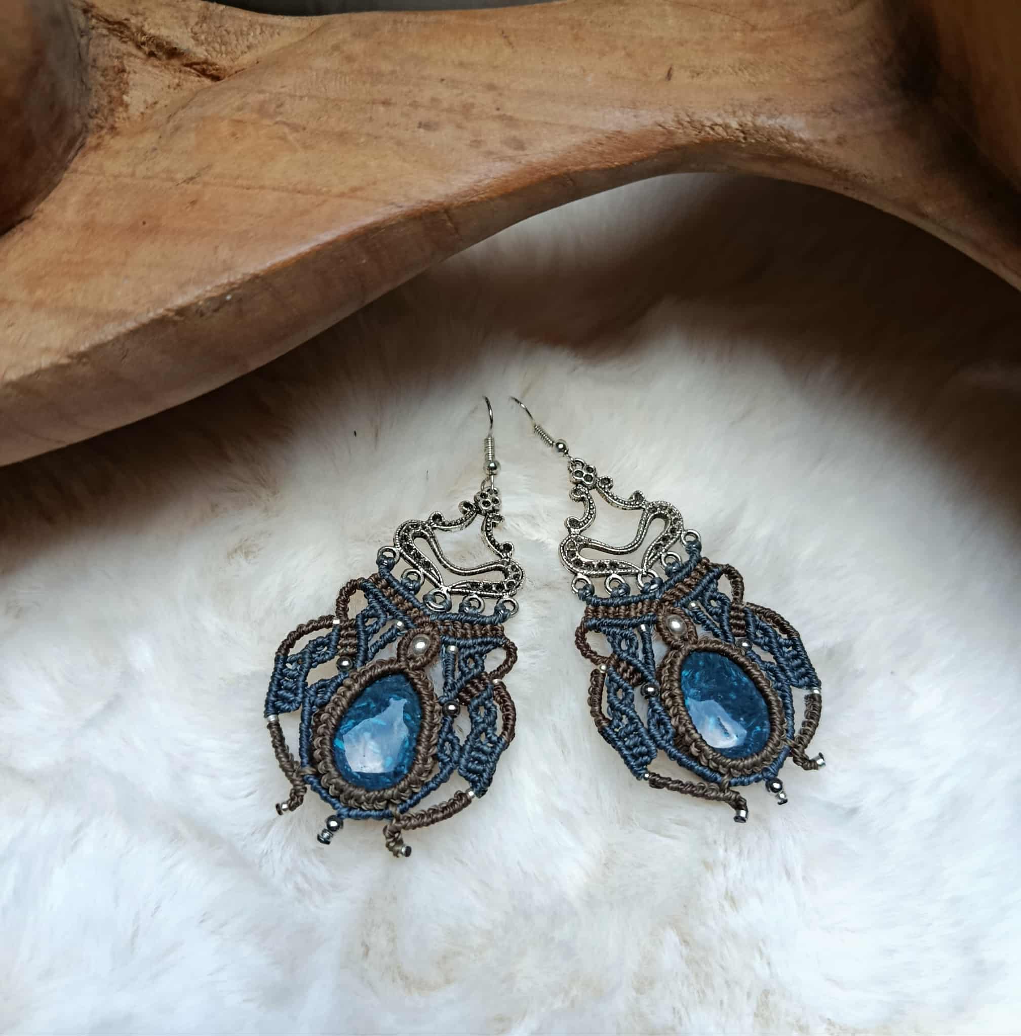Boucles d’oreilles en micromacramé bleu et chocolat – Cabochon en pâte polymère, perles et support en acier inoxydable – Bijou artisanal bohème chic
