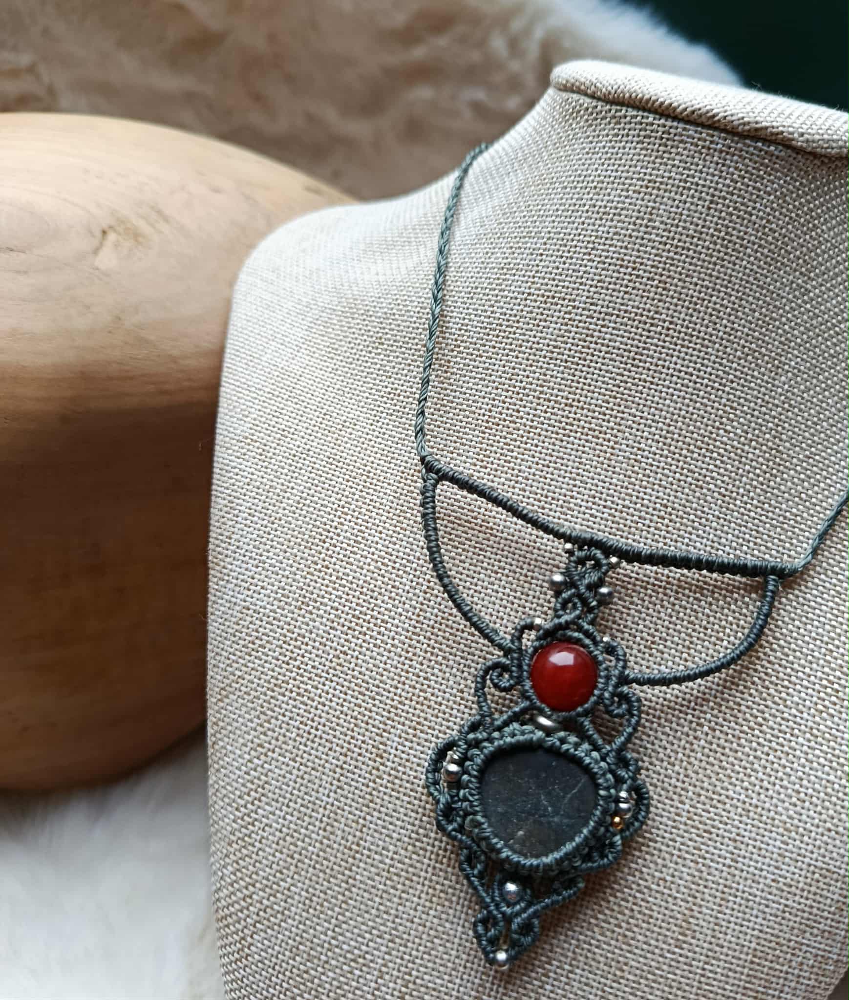 Collier en Micromacramé Gris Vert – Galet Naturel, Perle en Pierre Recyclée & Acier Inoxydable | Bijou Artisanal Écoresponsable