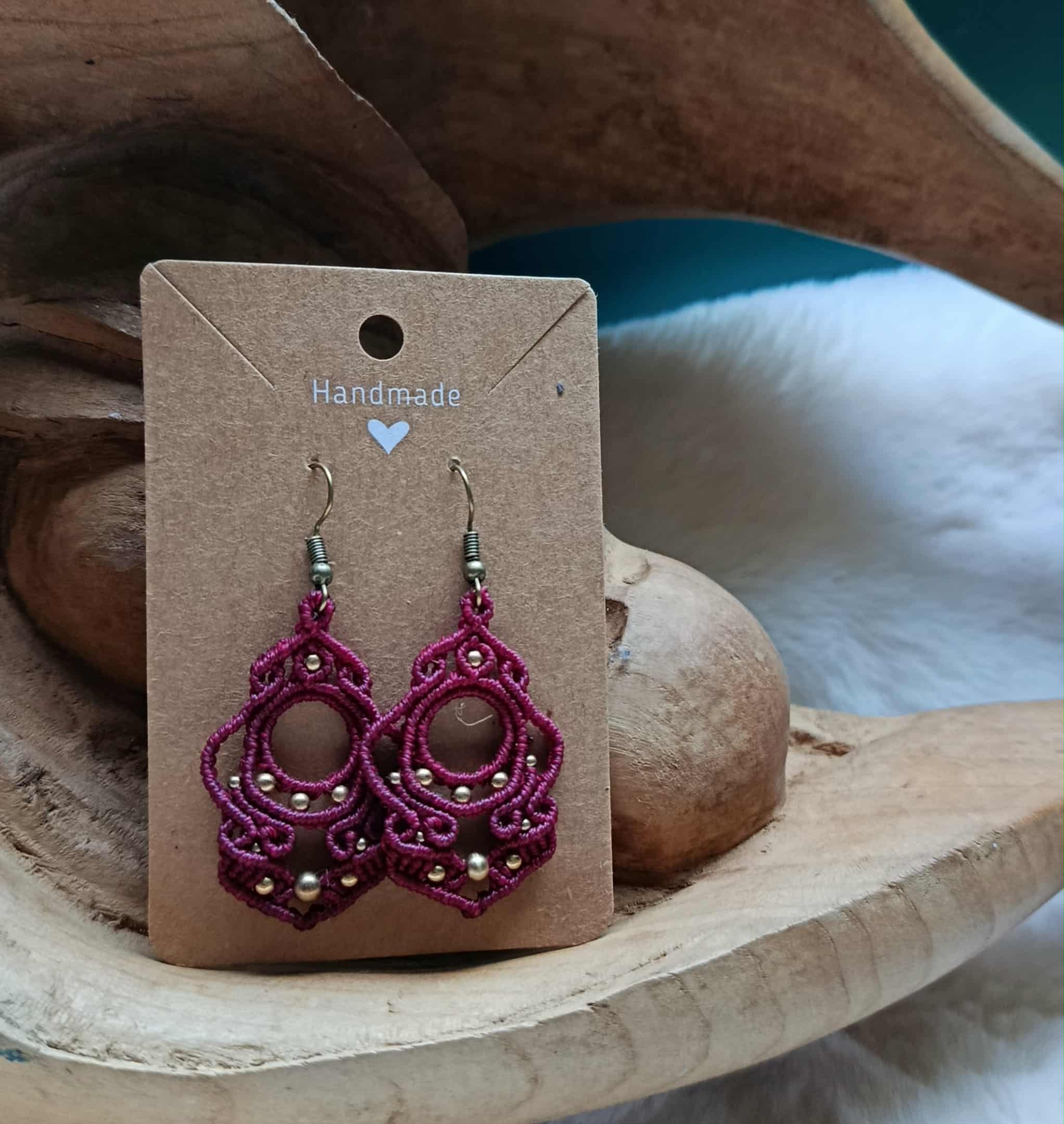 Boucles d’oreilles en micromacramé bordeaux – perles en laiton inoxydable | Bijou artisanal bohème chic fait main