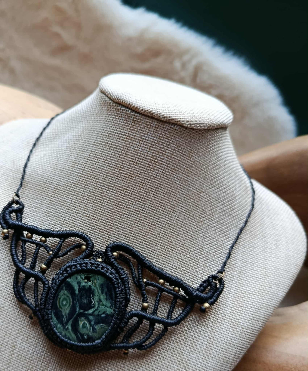 Collier Mini Plastron en Micromacramé Noir – Pierre Kambaba & Perles en Laiton Inoxydable | Bijou Artisanal Unique & Naturel