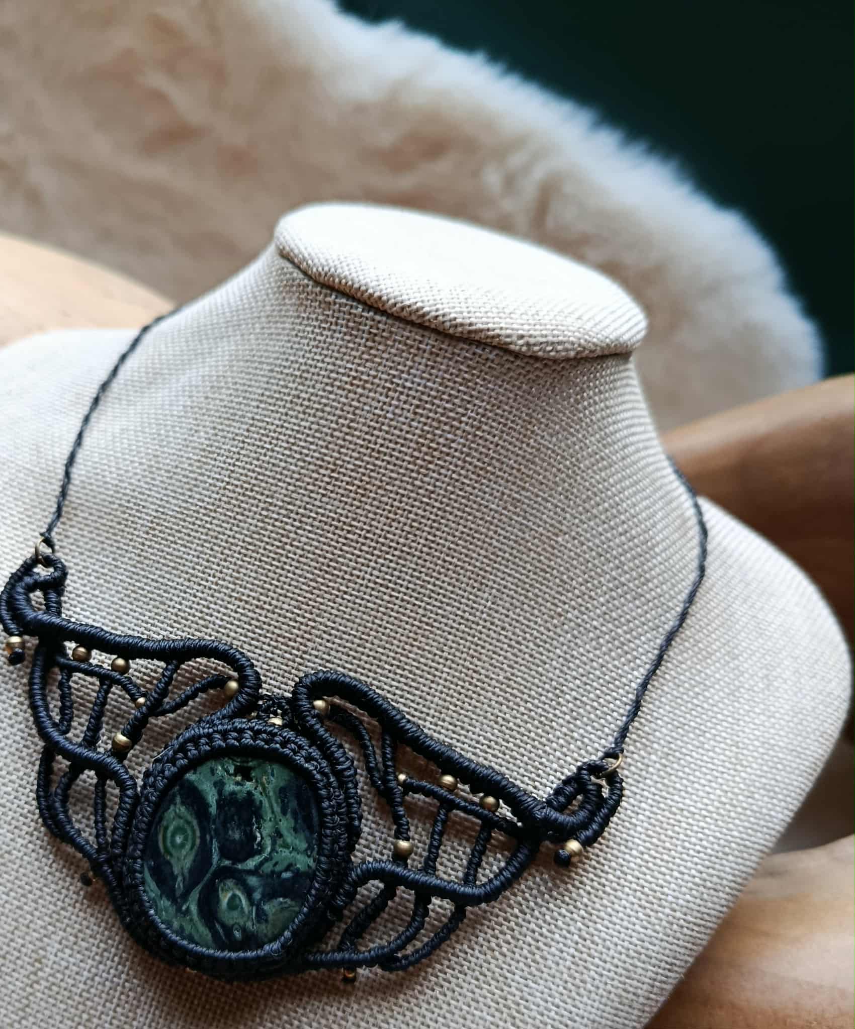 Collier Mini Plastron en Micromacramé Noir – Pierre Kambaba & Perles en Laiton Inoxydable | Bijou Artisanal Unique & Naturel