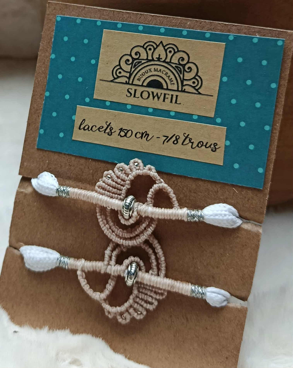 Lacets blancs avec bijou tissé en micromacramé beige inspiration coquillage et perle en acier inoxydable