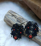 Boucles d’oreilles en micromacramé avec supports laiton recyclés, fil noir, pierre jaspe rouge et perles en laiton