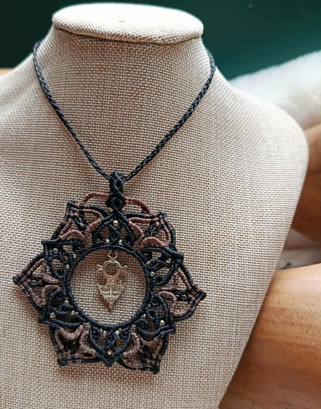 Collier en micromacramé noir & brun – bijou argenté recyclé, porté court ou en sautoir, création artisanale unique