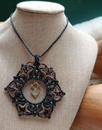 Collier en micromacramé noir & brun – bijou argenté recyclé, porté court ou en sautoir, création artisanale unique