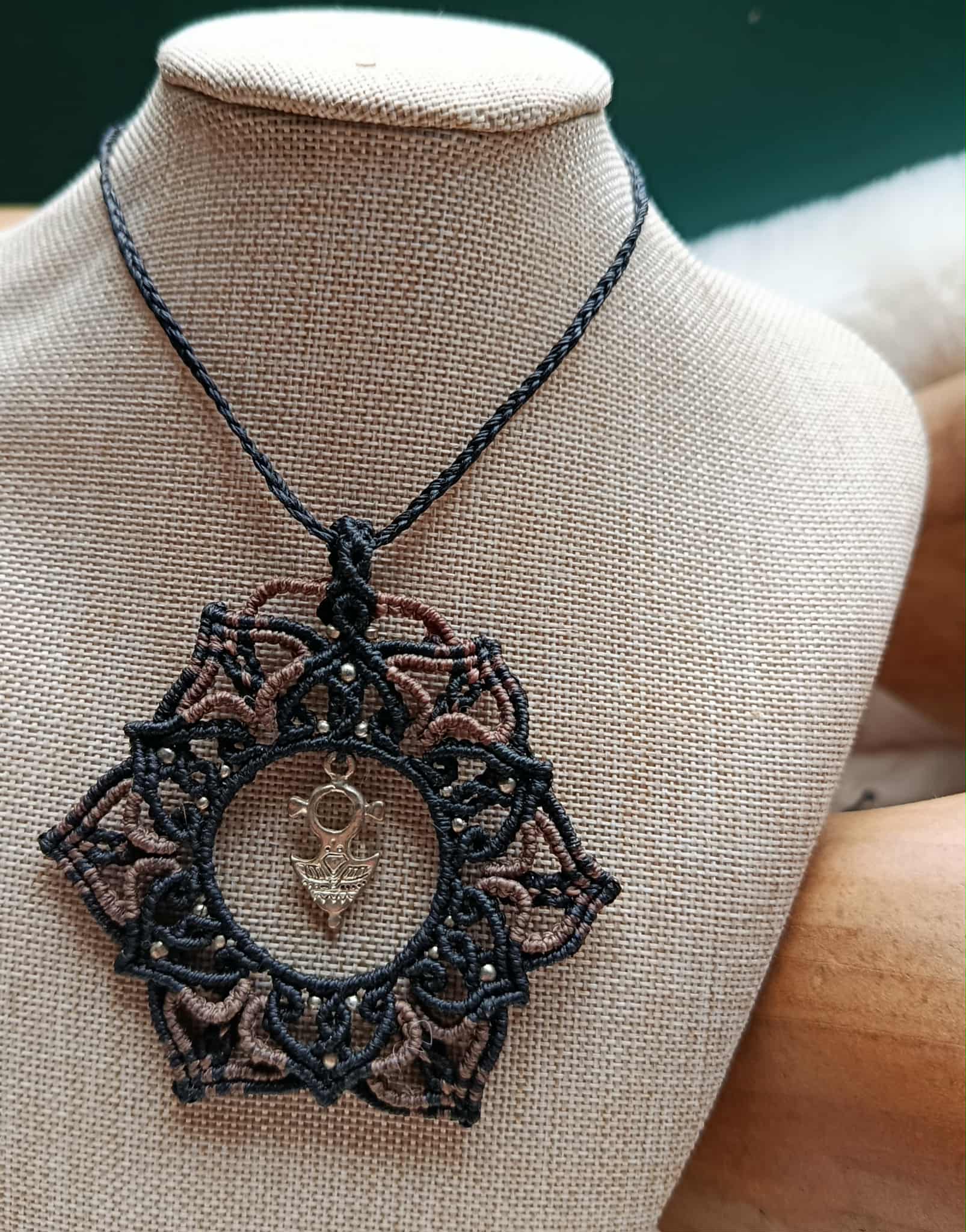 Collier en micromacramé noir & brun – bijou argenté recyclé, porté court ou en sautoir, création artisanale unique